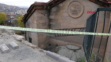 Düşen otomobil iki duvar arasına sıkıştı: Üç yaralı