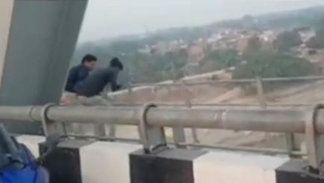 ब्रेकिंग न्यूज : मुंगेर पुल पर से युवक ने लगाई...