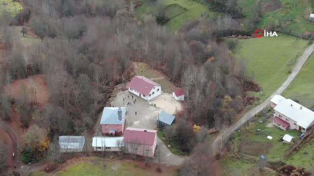 Şehir merkezine 1 saat uzaklıktaki köy okulunda sürpriz Öğretmenler Günü kutlaması