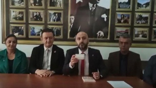 Bakan Özer’e, Öğretmenler Günü hediyesi olarak kulak çöpü gönderdiler