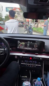 Diệp Lâm Anh hoảng loạn khi chồng chặn xe đòi đón con