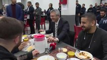 Oğuz Kaan Salıcı'nın Şanlıurfa'da Yemek Yediği Fabrika İşçileri: 