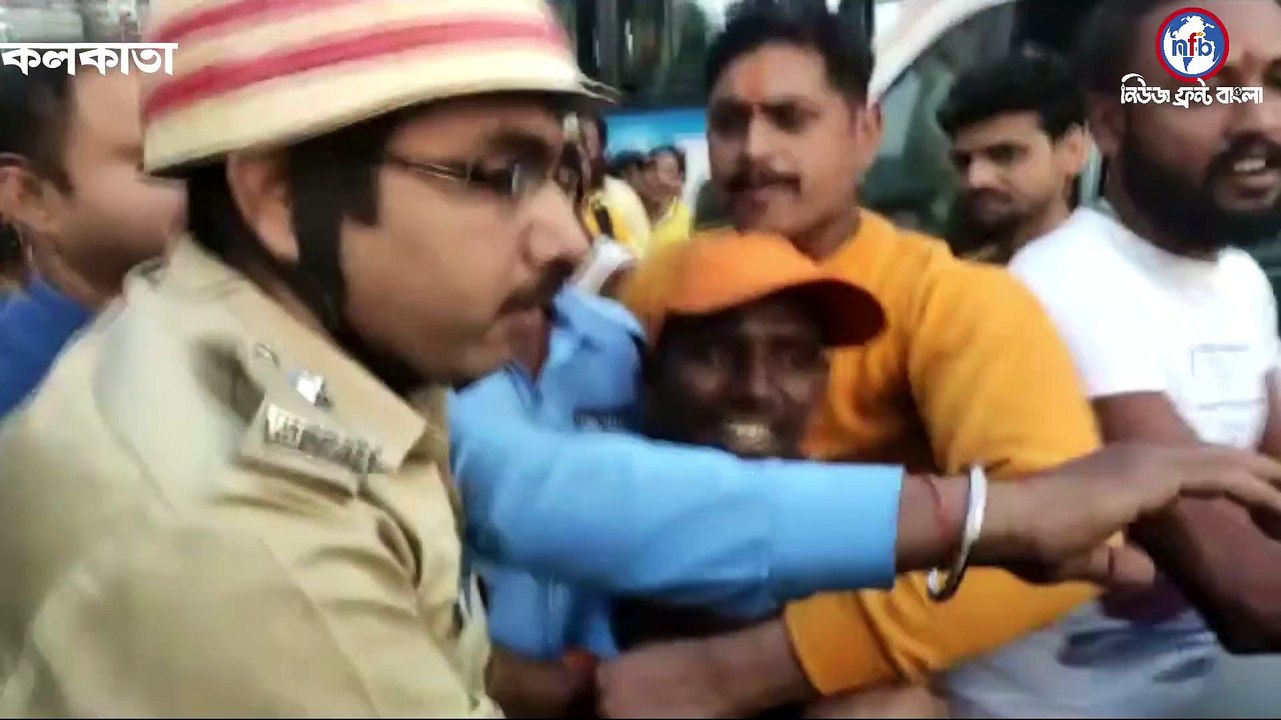 হাওড়া ব্রিজের চূড়ায় উঠল এক ব্যক্তি। তাকে উদ্ধার করে হাসপাতালে পাঠানো হয়েছে। মানসিক ভারসাম্যহীন বলেই প্রাথমিক অনুমান।