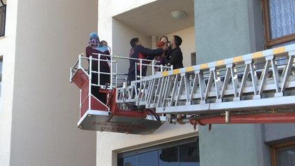 Evinde ailesiyle saatlerce mahsur kalan adam işten gelen haberle yıkıldı