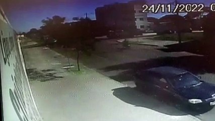 Vídeo mostra colisão entre moto e Kombi no Bairro Santa Cruz