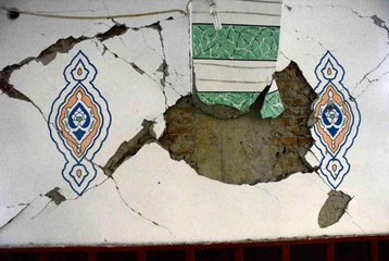 Depremde hasar gören caminin yıkılmasına karar verildi