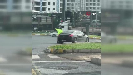 Aracı bozulan vatandaşın yardımına trafik polisi yetişti