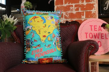 Descargar video: Tea towels repurposed into cushions | The Senior | November 25, 2022