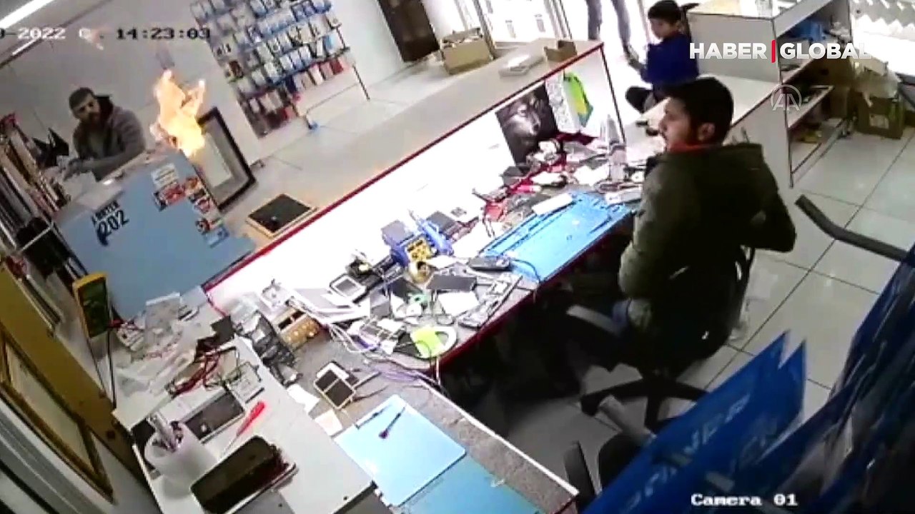 Cep telefonu bataryasının patlaması güvenlik kamerasında