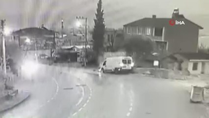 Minibüs duvara çarptı, kiviler yola saçıldı... Kaza anı kamerada