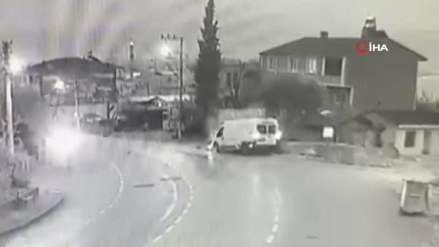 Minibüs duvara çarptı, kiviler yola saçıldı... Kaza anı kamerada