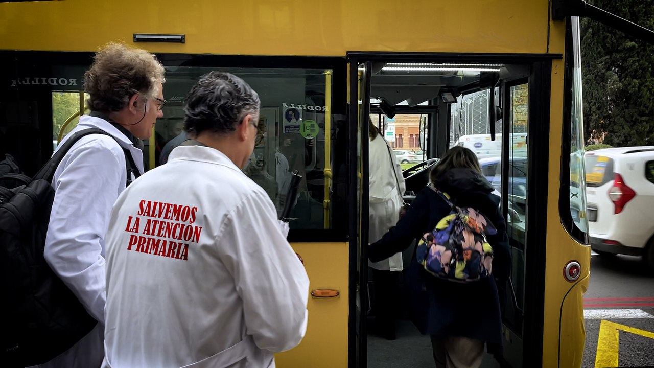 'Bus de la precariedad': la Atención Primaria recorre Madrid sobre ruedas contra la gestión de Ayuso