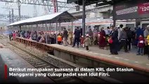 Suasana KRL Commuter Line yang Cukup Padat saat Idul Fitri