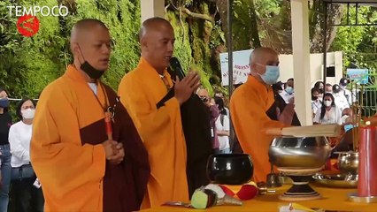 Melihat Prosesi Pengambilan Air Suci Waisak di Umbul Jumprit