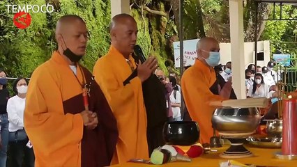 Melihat Prosesi Pengambilan Air Suci Waisak di Umbul Jumprit