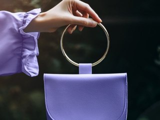 Nicht mehr in der Armbeuge: So tragen Sie die Henkeltasche richtig