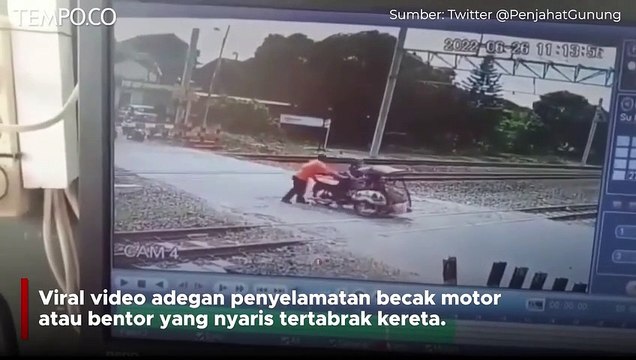 Detik detik Bentor Berisi 2 Penumpang Nyaris Dihantam Kereta