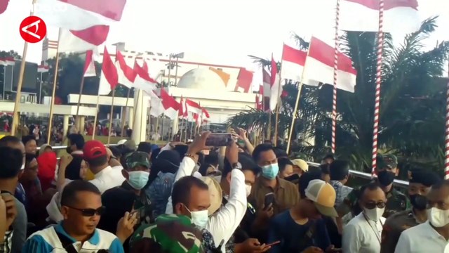 1.000 Bendera Merah Putih di Jembatan Gentala Arasy Jambi