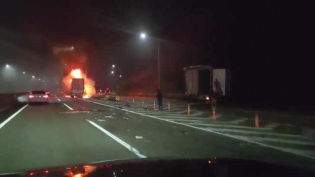 중부고속도로 달리던 화물차 화재...운전자 경상 / YTN