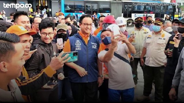 Antusias Warga Ajak Foto Selfie Anies Baswedan di Kota Tua