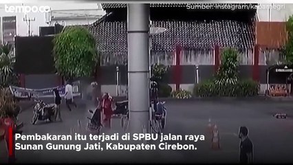 Pria di Cirebon Bakar Motor di SPBU yang Sedang Isi Bensin
