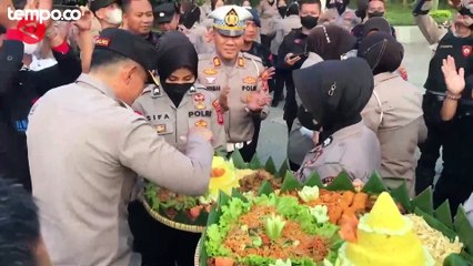Demo Buruh di Majalengka, Massa Berikan Nasi Tumpeng ke Brimob