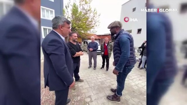 Pascal Nouma, oğlunun futbol oynamasına mani olan bir babayı ikna etti
