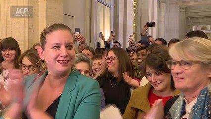Vote en faveur de la constitutionnalisation de l'IVG : Mathilde Panot, entourée de ses collègues, chante "Debout les femmes"