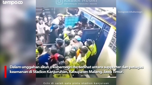 Rekaman CCTV Detik-detik Suporter Berusaha Keluar dari Stadion Kanjuruhan