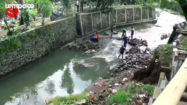 Longsor di TPU Sirnaraga Bikin Puluhan Makam Rusak, 3 Jenazah Nyaris Hanyut