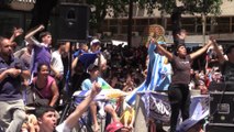 Los hinchas uruguayos mantienen la fe en su selección tras el debut