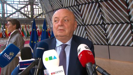 Pichetto Fratin a Bruxelles scivola sulla domanda in inglese: "compromise" diventa "complimenti"