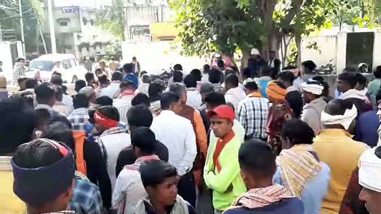युवक की मौत के बाद आ​र्थिक सहायता के लिए अड़े प...