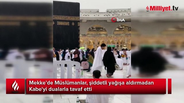Müslümanlar, şiddetli yağışa aldırmadan Kabe'yi dualarla tavaf etti