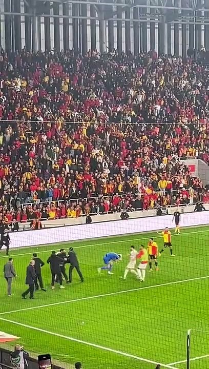 Taraftar sahaya girip bayrak direğiyle futbolculara saldırdı, İzmir derbisi yarıda kaldı
