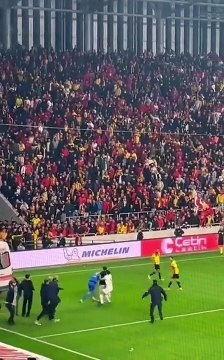 Göztepe - Altay maçında bir taraftar sahaya indi, korner direğiyle futbolcuya saldırdı