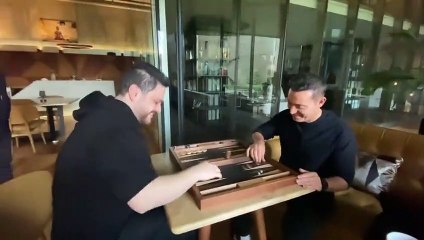 BTP lideri Hüseyin Baş, Mustafa Sandal'la tavla oynadı: Adam kazandı