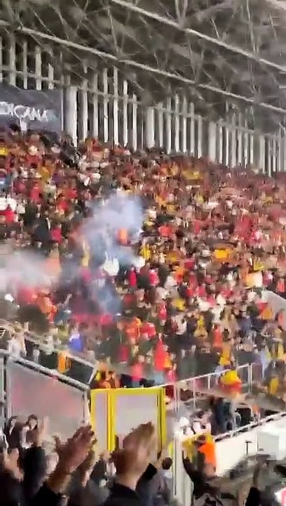 Göztepe tribününe fişek atıldığı anlar kamerada