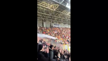 Göztepe tribününe fişek atıldığı anlar kamerada