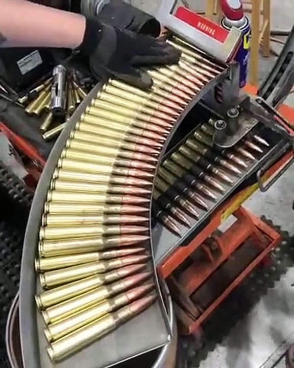 machine_gun_bullets_belt_loading##action#=reaction(360p)