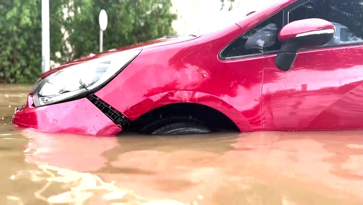 أمطار غزيرة في السعودية تتسبب بوفاة شخصين وتعلي...