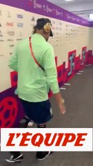 Neymar passe en zone mixte en boitant - Foot - CM 2022 - BRE