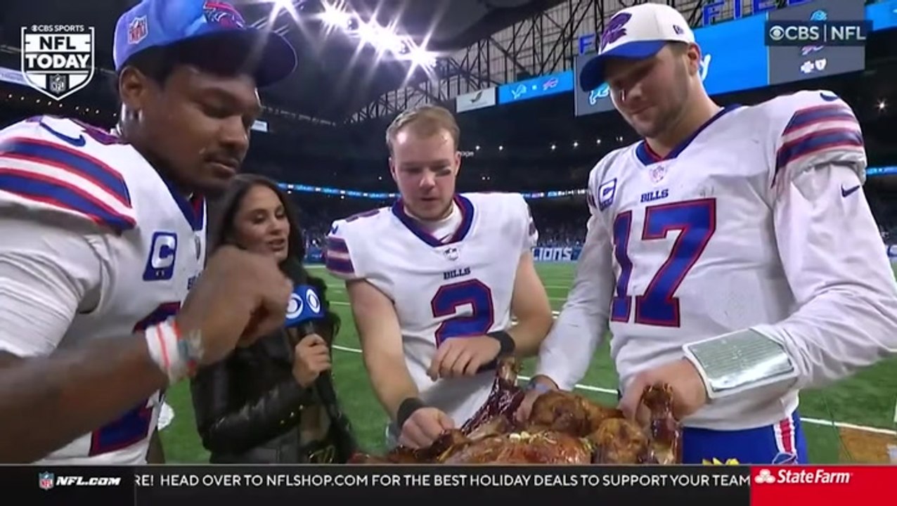 NFL: Buffalo Bills players tuck into turkey on pitch for Thanksgiving ...