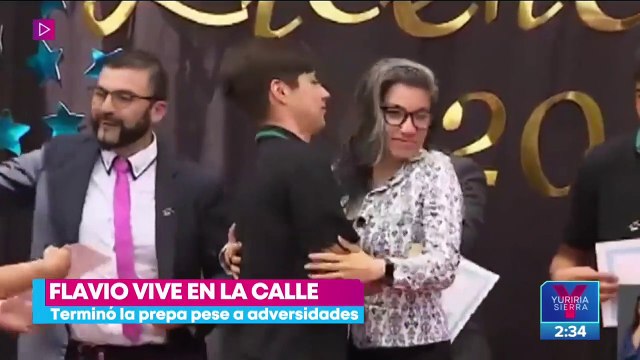 Flavio vive en la calle pero terminó la prepa pese a las adversidades