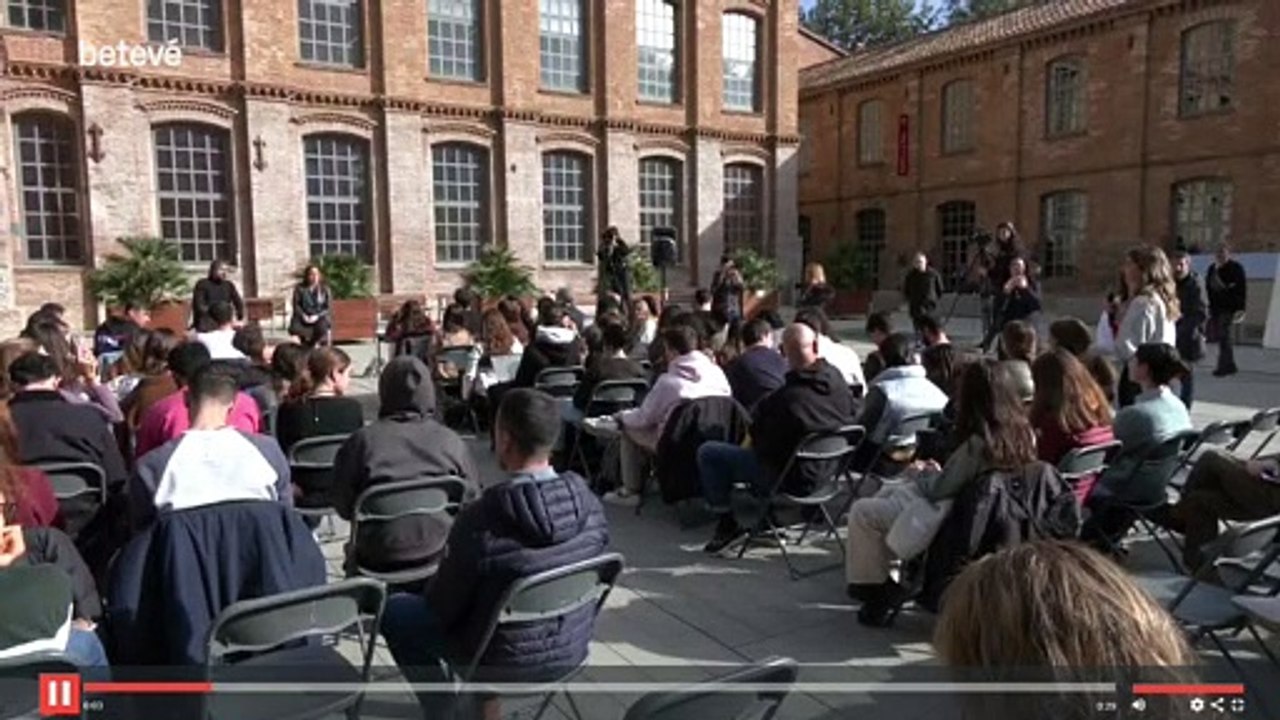 Colau hace llorar a una estudiante: "Me visto como me da la gana"