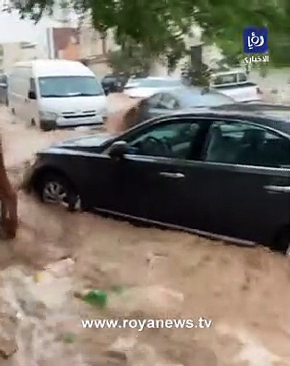 أمطار غزيرة وسيول تغلق طرقا في عدد من مناطق الس...