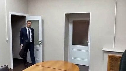 Rus paralı asker grubu Wagner, Avrupa Parlamentosu'na üzerinde sahte kan olan balyoz gönderdi