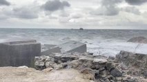 ZONGULDAK - Rüzgar nedeniyle dalgalar mendireği aştı