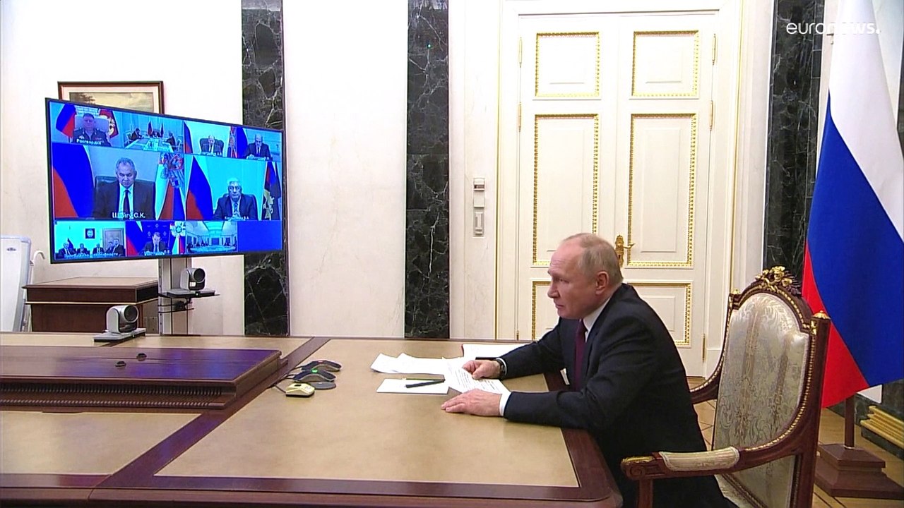 Путин потребовал увеличить поставки вооружений...