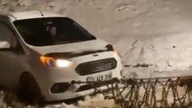 Tunceli'de karlı yolda mahsur kalan sürücüler kurtarıldı